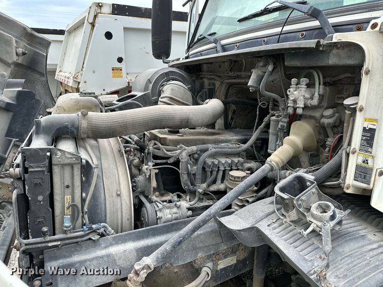 image for item OG9007 2000 Volvo VNM6  semi truck