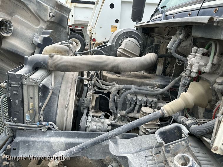 image for item OG9007 2000 Volvo VNM6  semi truck