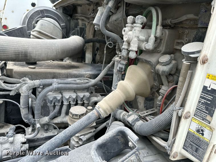 image for item OG9007 2000 Volvo VNM6  semi truck