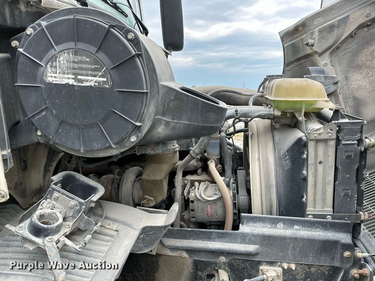 image for item OG9007 2000 Volvo VNM6  semi truck