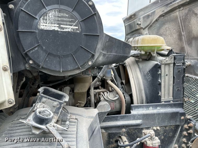 image for item OG9007 2000 Volvo VNM6  semi truck