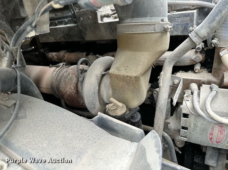 image for item OG9007 2000 Volvo VNM6  semi truck