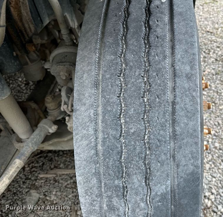 image for item OG9007 2000 Volvo VNM6  semi truck