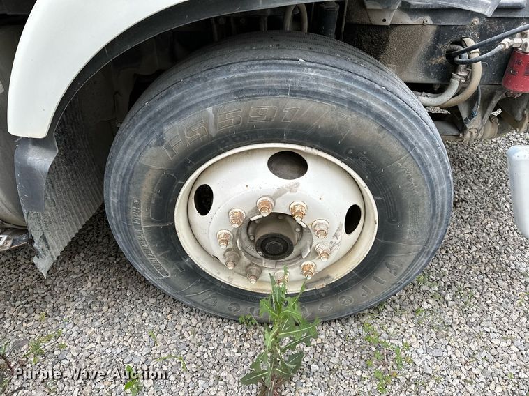 image for item OG9007 2000 Volvo VNM6  semi truck