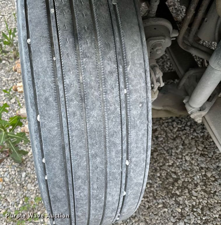 image for item OG9007 2000 Volvo VNM6  semi truck