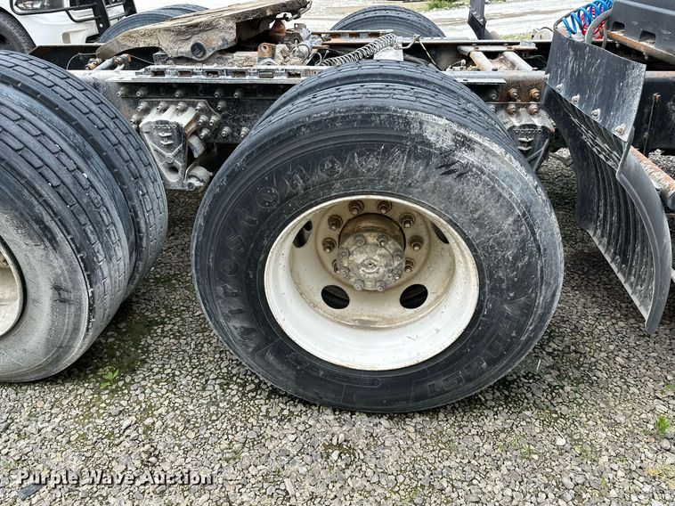 image for item OG9007 2000 Volvo VNM6  semi truck