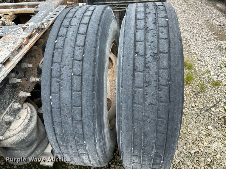 image for item OG9007 2000 Volvo VNM6  semi truck