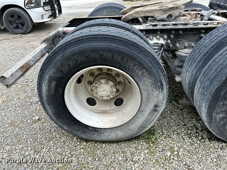 image for item OG9007 2000 Volvo VNM6  semi truck