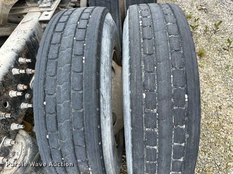 image for item OG9007 2000 Volvo VNM6  semi truck