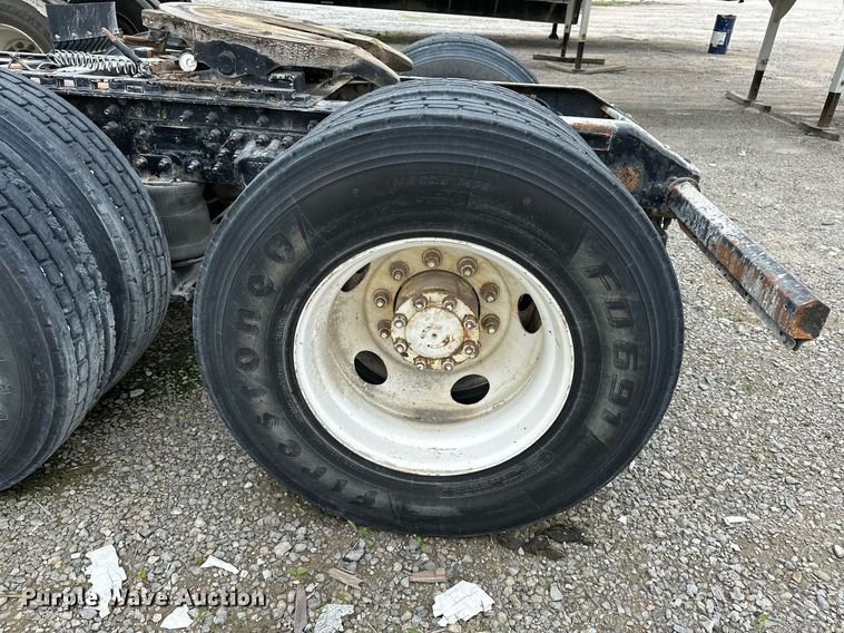 image for item OG9007 2000 Volvo VNM6  semi truck