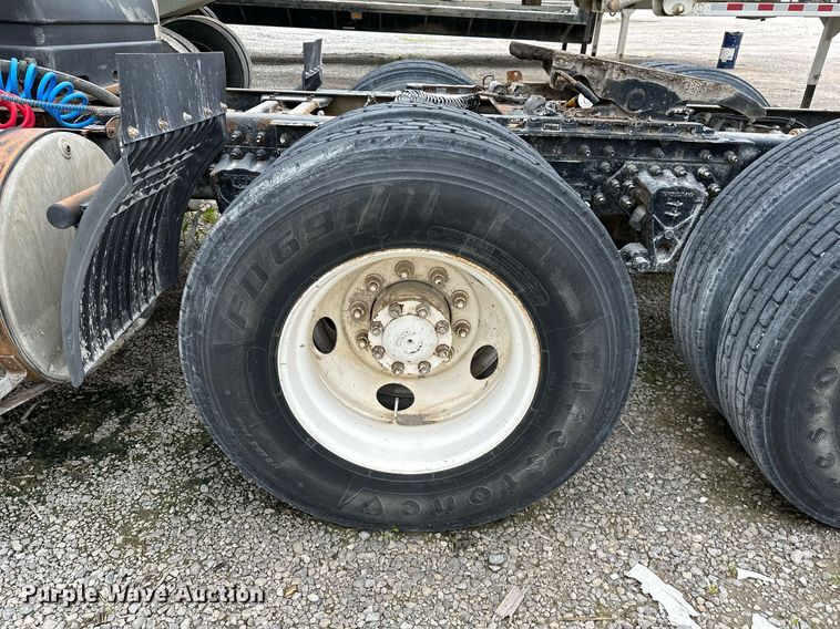 image for item OG9007 2000 Volvo VNM6  semi truck