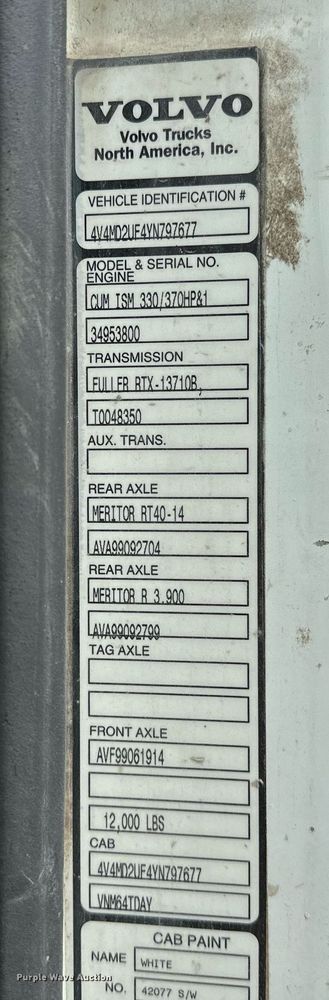 image for item OG9007 2000 Volvo VNM6  semi truck