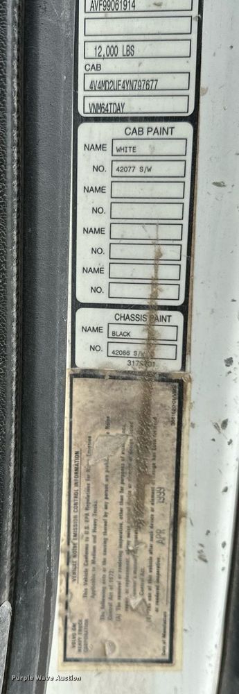 image for item OG9007 2000 Volvo VNM6  semi truck