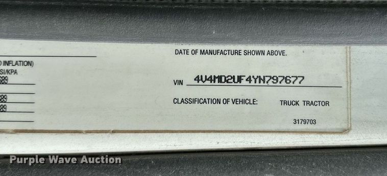 image for item OG9007 2000 Volvo VNM6  semi truck