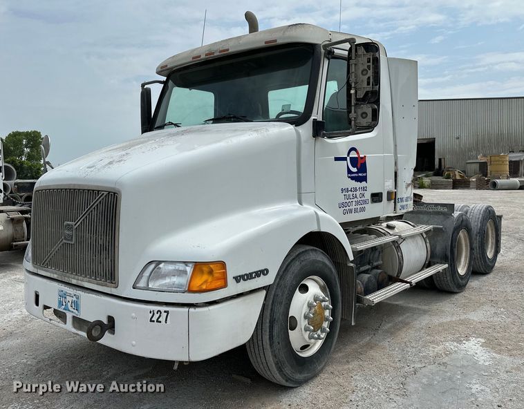 image for item OG9008 2000 Volvo VNM6  semi truck