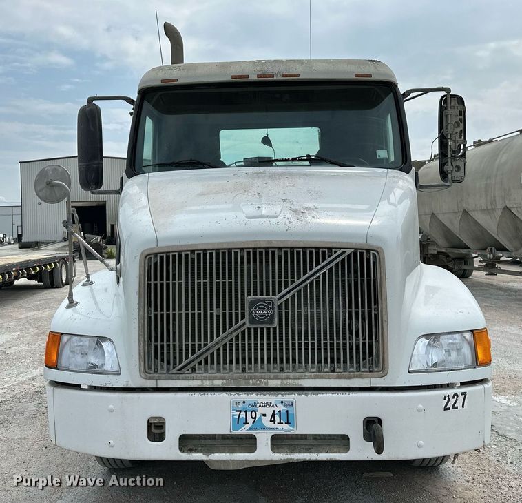 image for item OG9008 2000 Volvo VNM6  semi truck