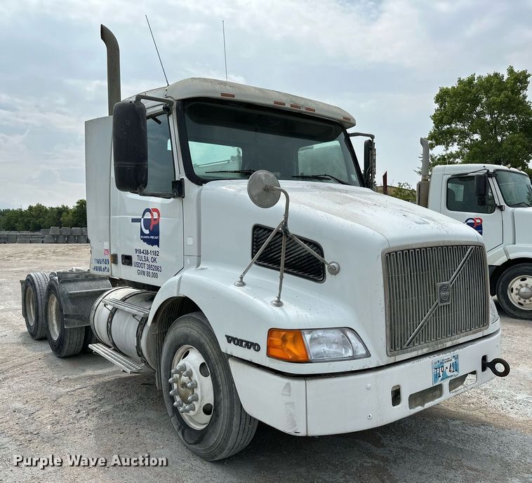 image for item OG9008 2000 Volvo VNM6  semi truck
