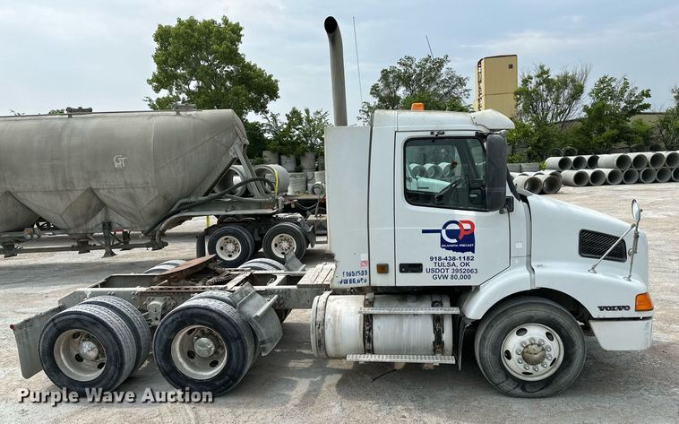 image for item OG9008 2000 Volvo VNM6  semi truck