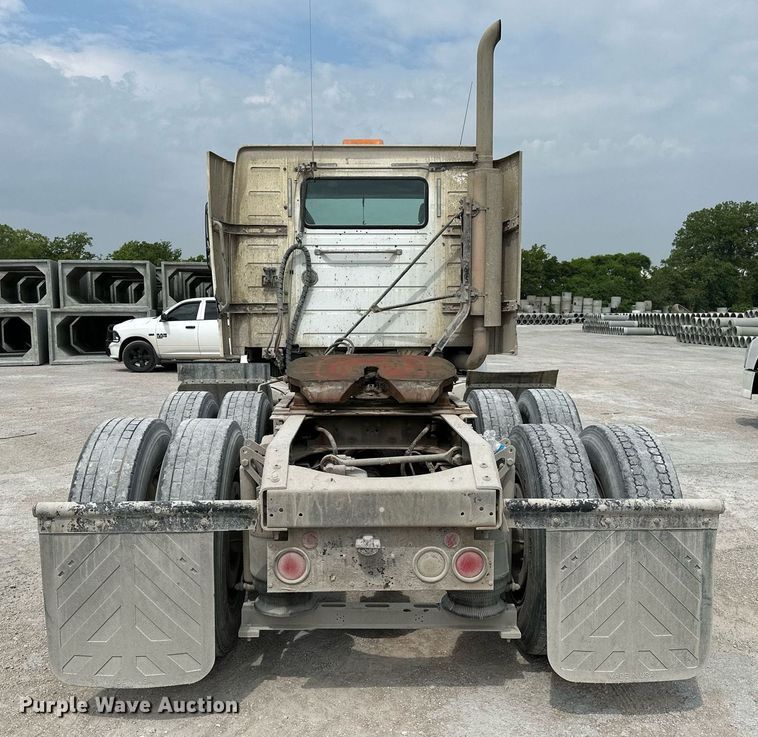 image for item OG9008 2000 Volvo VNM6  semi truck