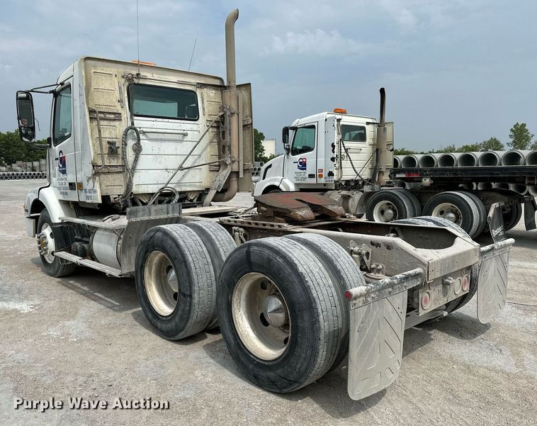 image for item OG9008 2000 Volvo VNM6  semi truck