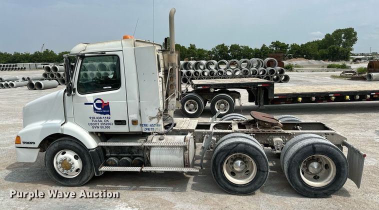 image for item OG9008 2000 Volvo VNM6  semi truck