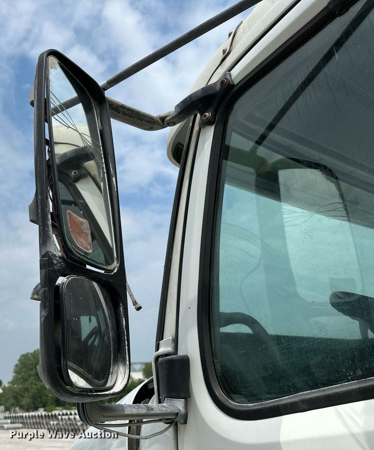 image for item OG9008 2000 Volvo VNM6  semi truck