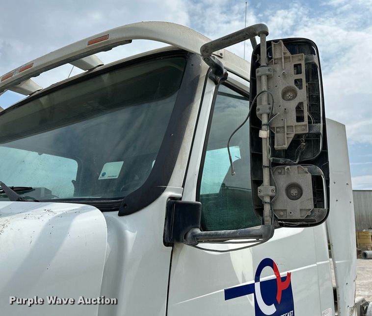 image for item OG9008 2000 Volvo VNM6  semi truck