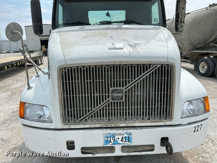 image for item OG9008 2000 Volvo VNM6  semi truck