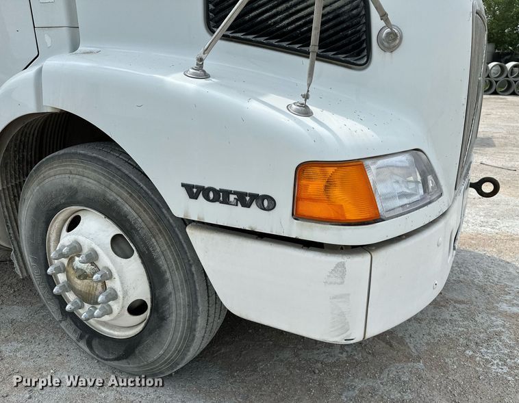 image for item OG9008 2000 Volvo VNM6  semi truck