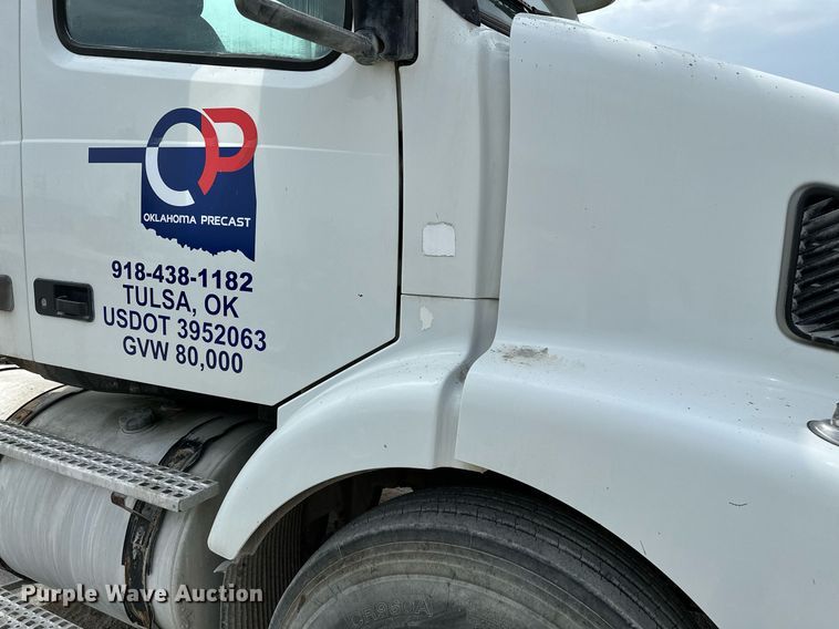 image for item OG9008 2000 Volvo VNM6  semi truck