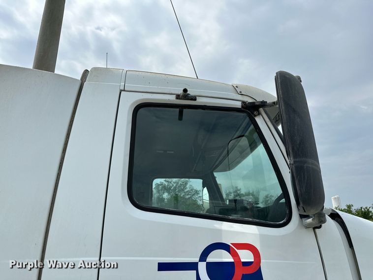 image for item OG9008 2000 Volvo VNM6  semi truck