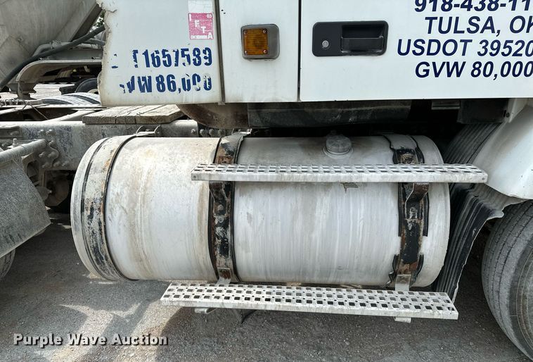 image for item OG9008 2000 Volvo VNM6  semi truck