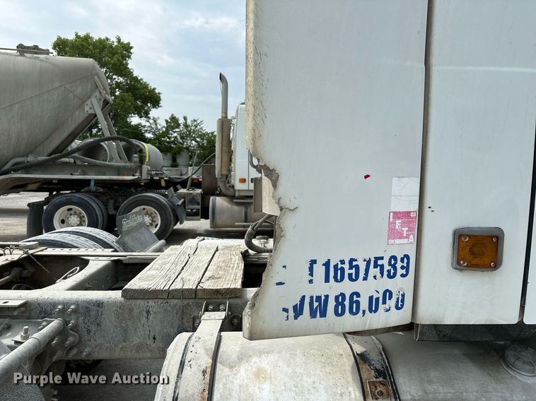 image for item OG9008 2000 Volvo VNM6  semi truck