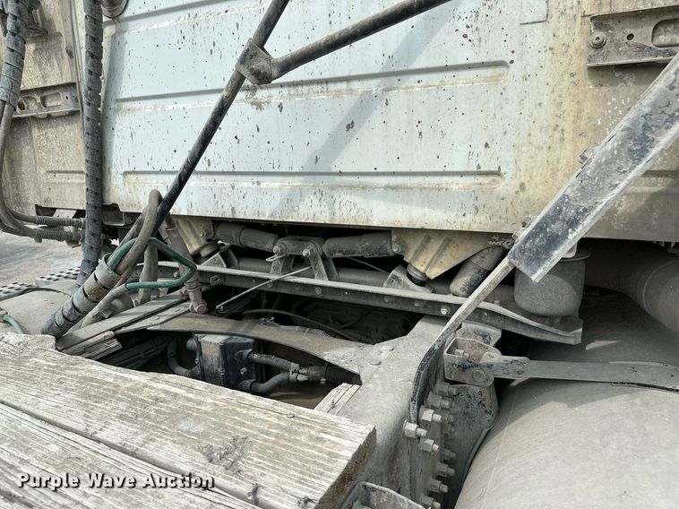 image for item OG9008 2000 Volvo VNM6  semi truck