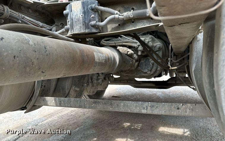 image for item OG9008 2000 Volvo VNM6  semi truck