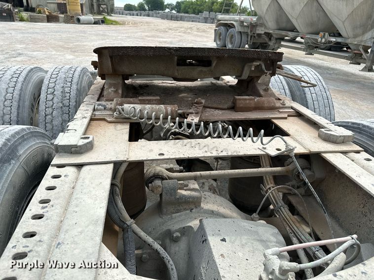 image for item OG9008 2000 Volvo VNM6  semi truck