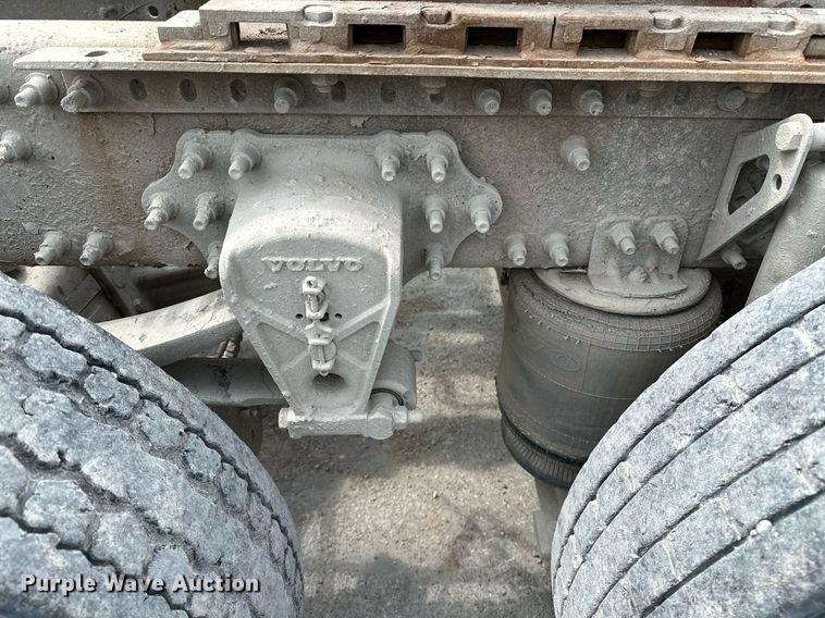 image for item OG9008 2000 Volvo VNM6  semi truck