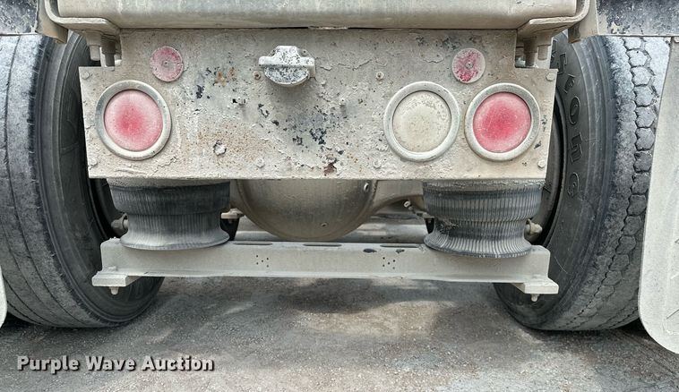 image for item OG9008 2000 Volvo VNM6  semi truck