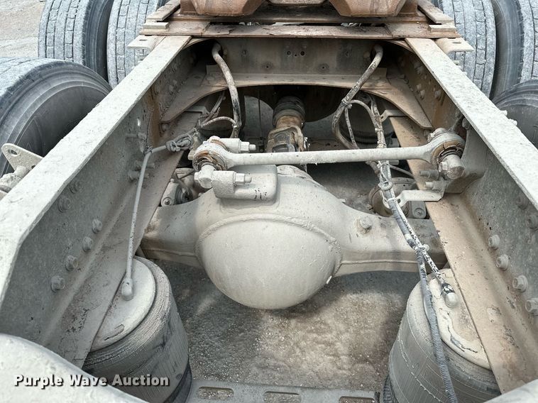 image for item OG9008 2000 Volvo VNM6  semi truck