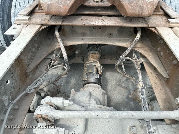 image for item OG9008 2000 Volvo VNM6  semi truck