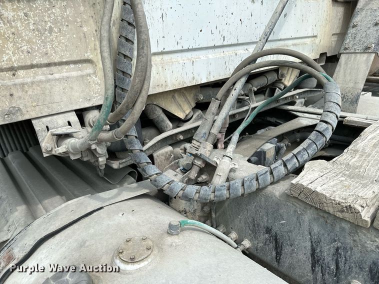 image for item OG9008 2000 Volvo VNM6  semi truck