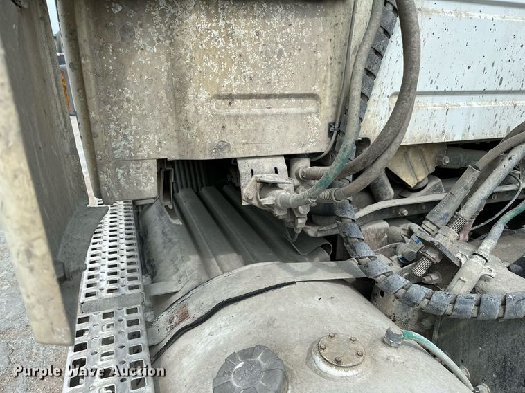 image for item OG9008 2000 Volvo VNM6  semi truck