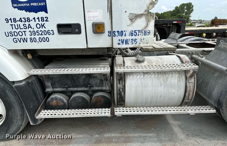 image for item OG9008 2000 Volvo VNM6  semi truck