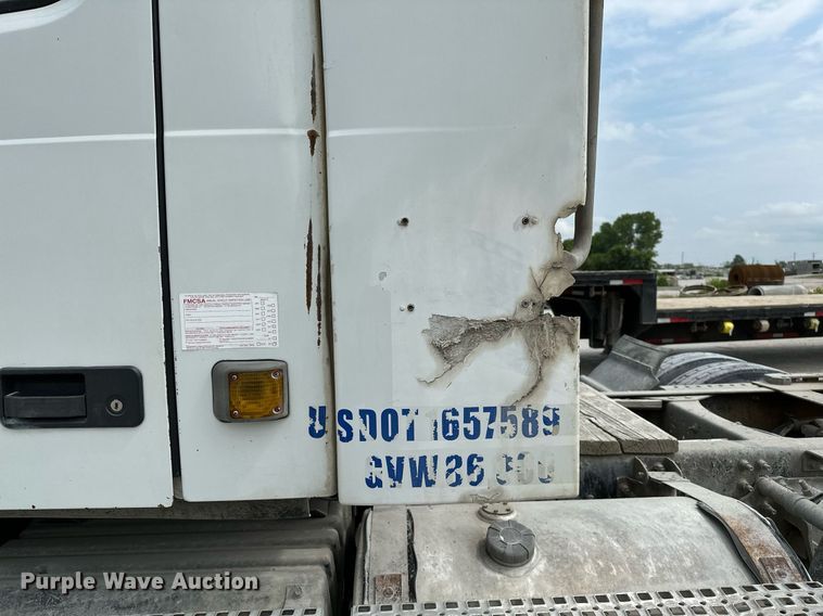 image for item OG9008 2000 Volvo VNM6  semi truck