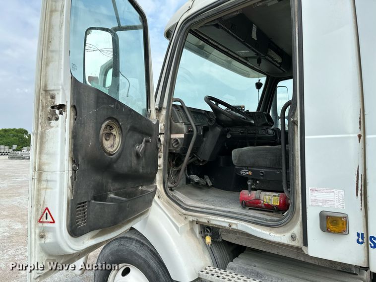 image for item OG9008 2000 Volvo VNM6  semi truck