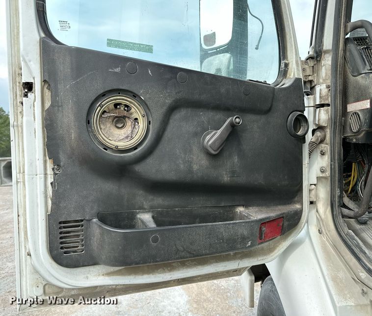 image for item OG9008 2000 Volvo VNM6  semi truck