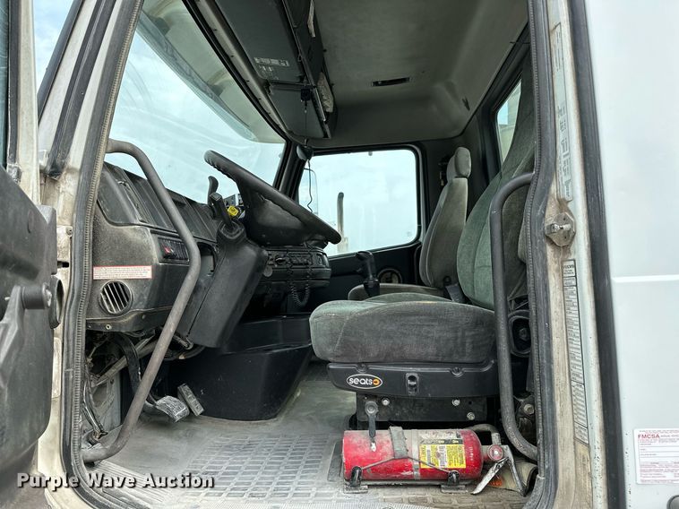 image for item OG9008 2000 Volvo VNM6  semi truck