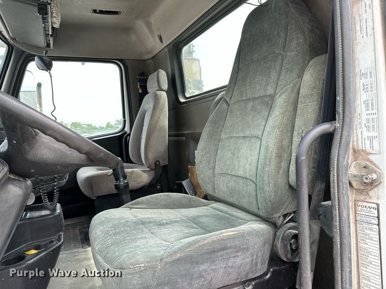 image for item OG9008 2000 Volvo VNM6  semi truck