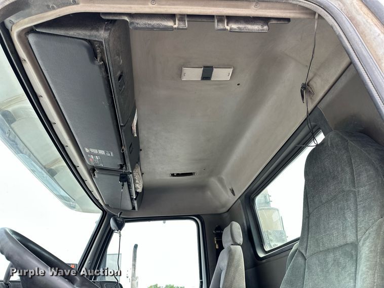 image for item OG9008 2000 Volvo VNM6  semi truck