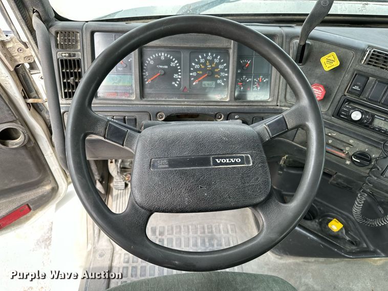 image for item OG9008 2000 Volvo VNM6  semi truck